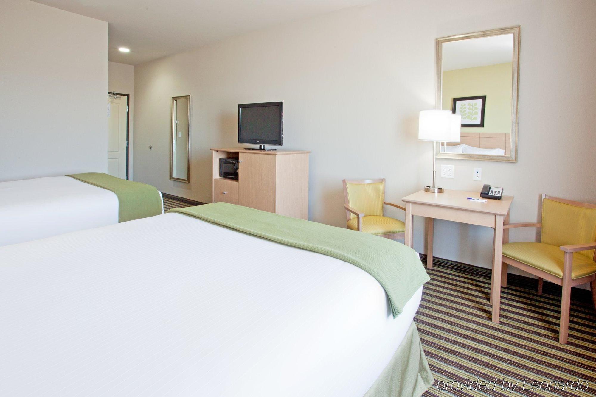 Holiday Inn Express Hotel & Suites Alvarado, An Ihg Hotel Room photo