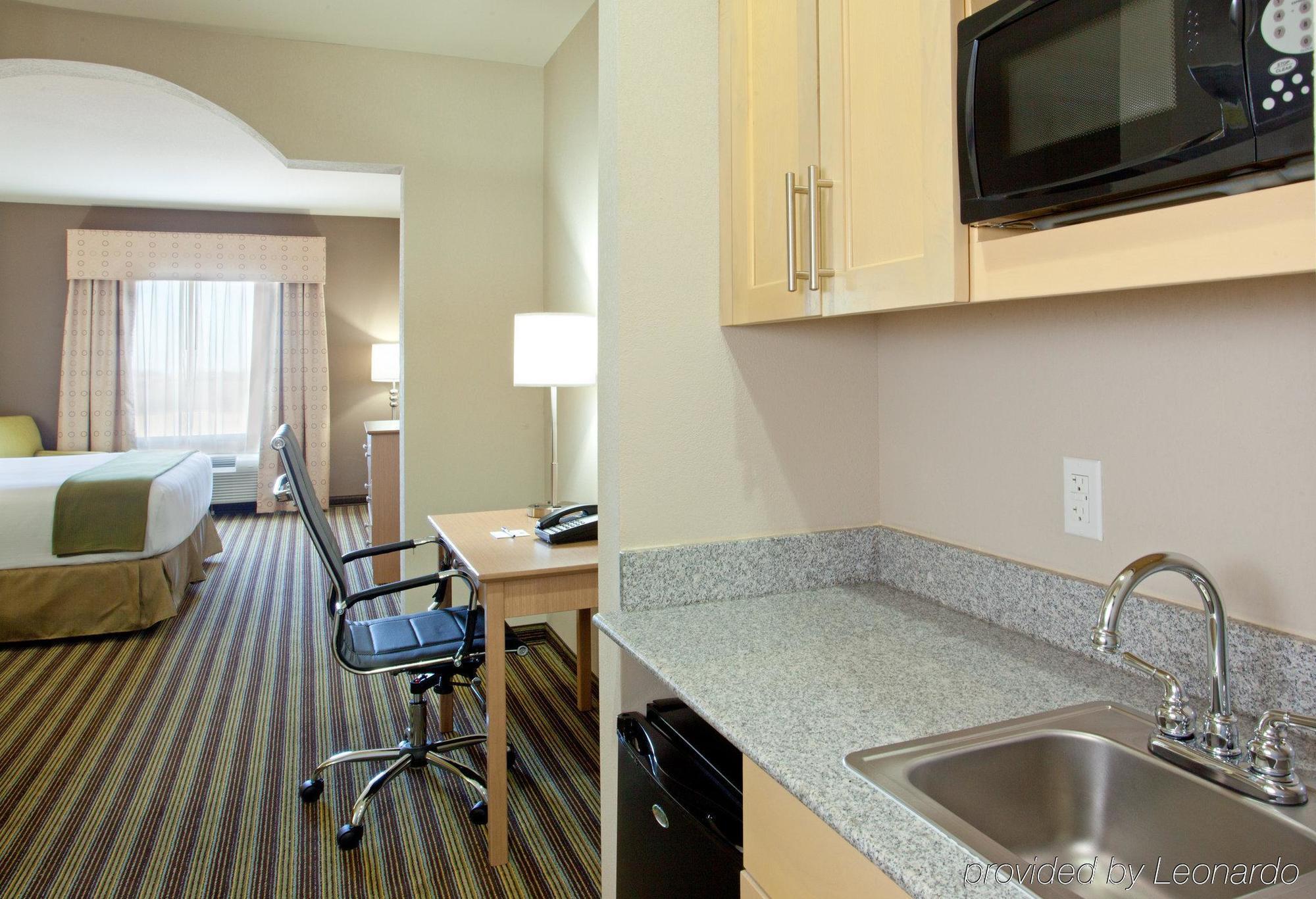 Holiday Inn Express Hotel & Suites Alvarado, An Ihg Hotel Room photo