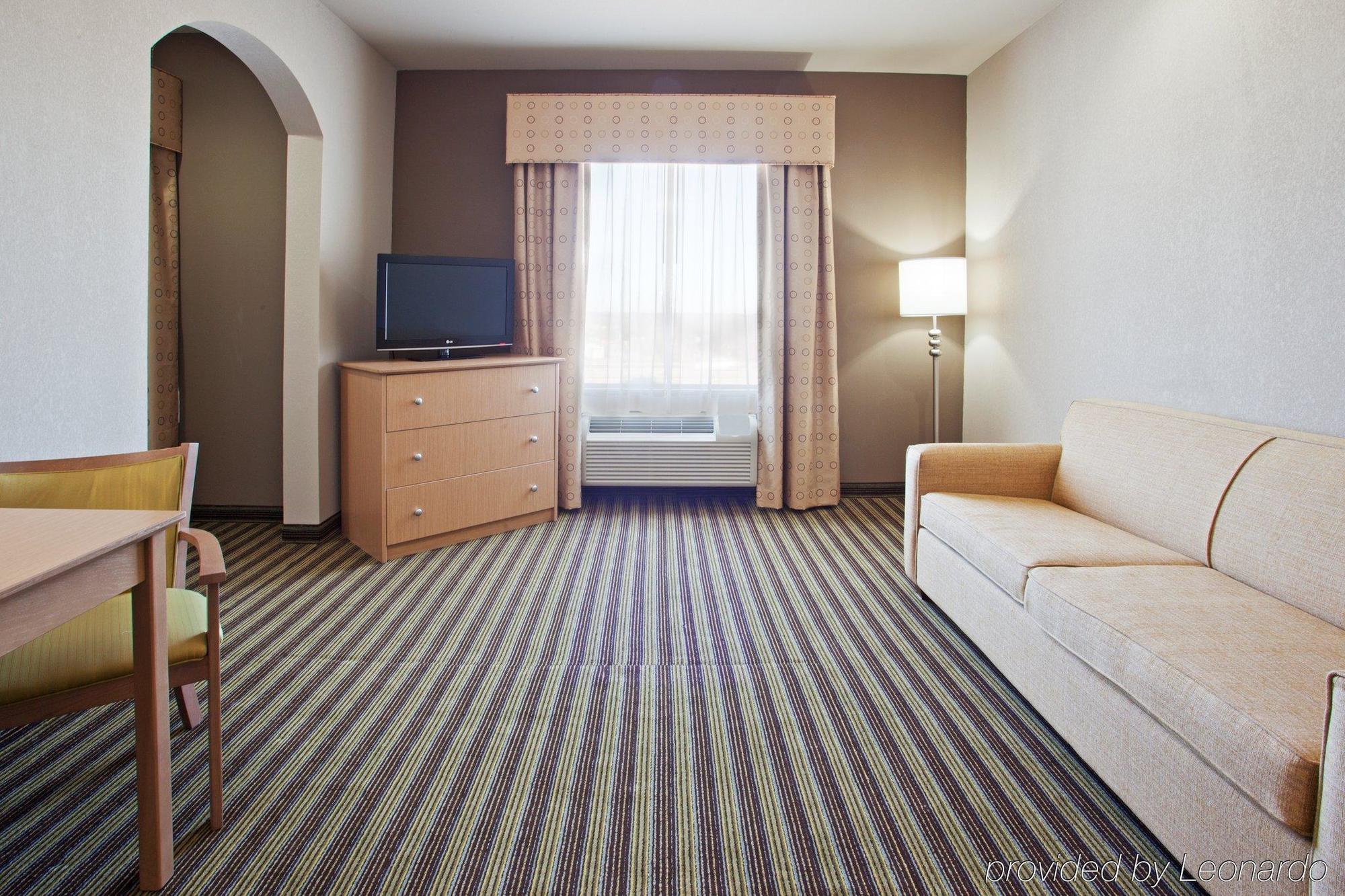 Holiday Inn Express Hotel & Suites Alvarado, An Ihg Hotel Room photo